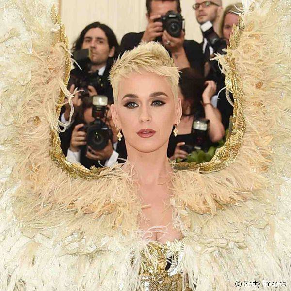 Make Katy Perry Met Gala 2018: smokey eye marrom e l?bios com acabamento cremoso foram destacados no look (Foto: Getty Images)